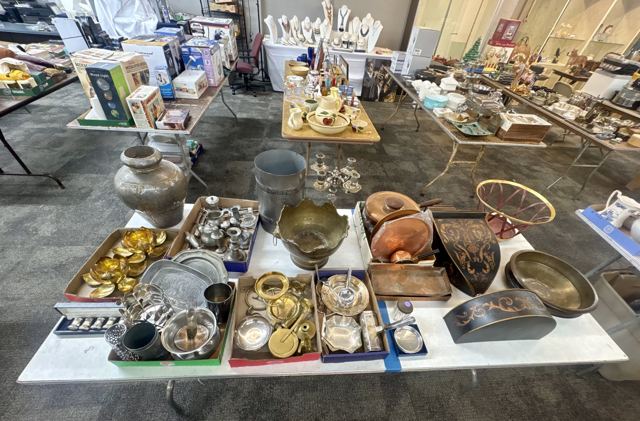 Table of brass, pewter, copper and toleware