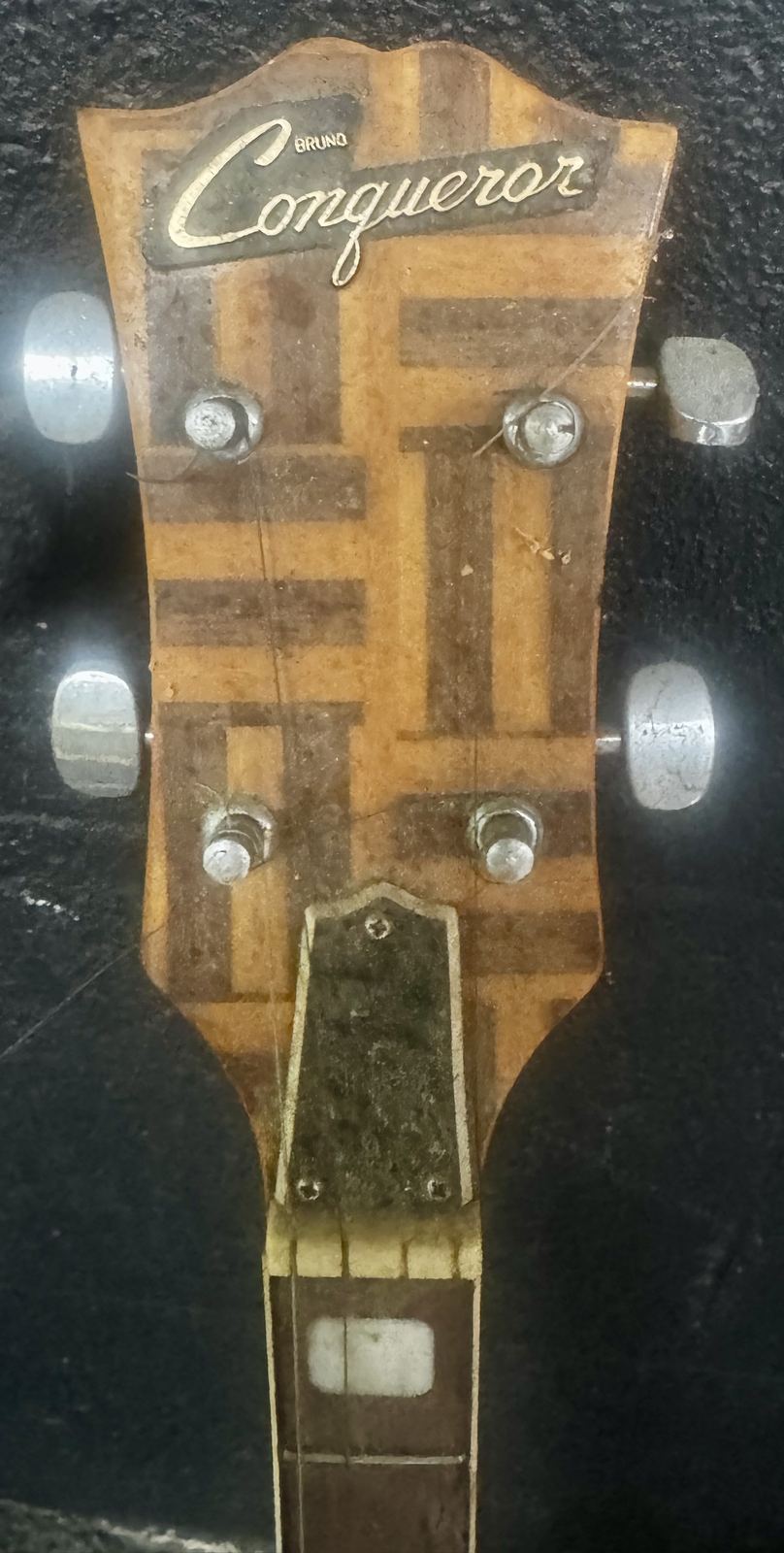 Close-up of the Bruno Conqueror banjo headstock