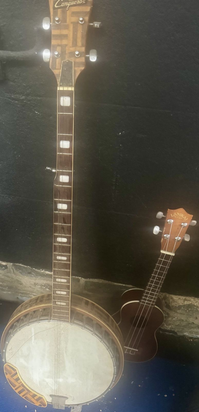 Bruno Conqueror banjo neck alongside a Lanikai ukulele